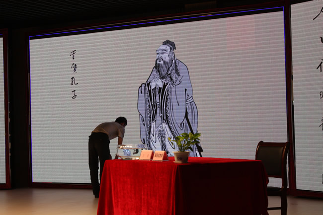 晨課前，工作人員給圣賢孔子上香