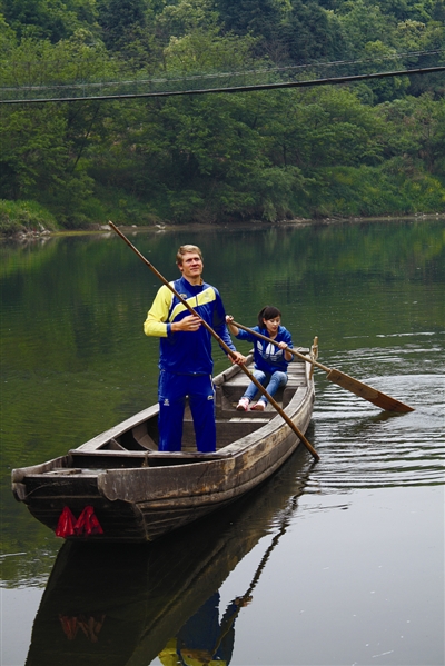 馬克思•薩米能在石臺縣秋浦河上劃船