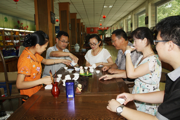 天方茶苑高級(jí)茶藝師在店內(nèi)向茶友免費(fèi)教授茶葉沖泡技巧