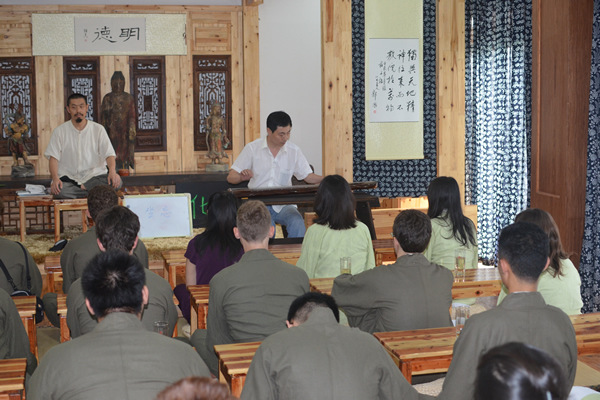 中國(guó)著名青年古琴演奏家彭韜，在學(xué)生完成坐忘時(shí)，輕啟七弦，展示東方風(fēng)雅。坐忘整個(gè)過(guò)程20分鐘，給學(xué)生們留下深刻印象