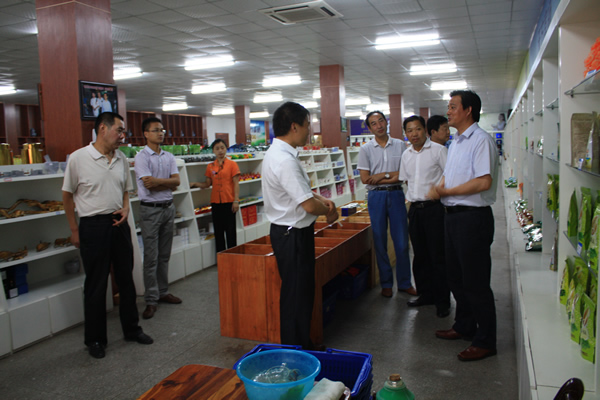 鄭小平總經(jīng)理在傾聽桂林副市長提出的意見和建議