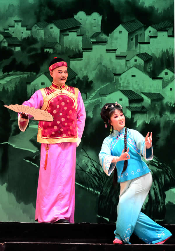 縱橫該洽的戲曲尋根實驗